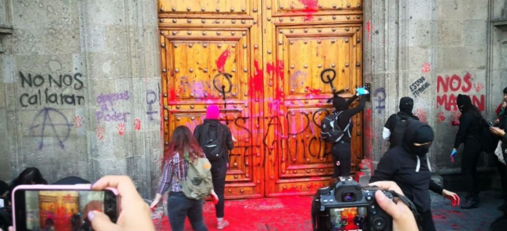 Protestan Mujeres Por Feminicidio De Ingrid Escamilla Hacen Pintas En Palacio Nacional Fotos 0629