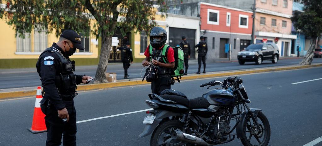 Guatemaltecos cierran paso fronterizo con México por temor a contagios Guatemaltecos cierran paso fronterizo con México por temor a contagios