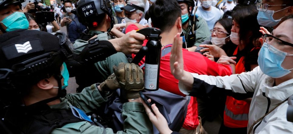 Policía de Hong Kong arresta a 300 personas en medio de protesta por ley de seguridad china Policía de Hong Kong arresta a 300 personas en medio de protesta por ley de seguridad china