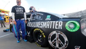 Sufre Bubba Wallace acto racista en la NASCAR | Video