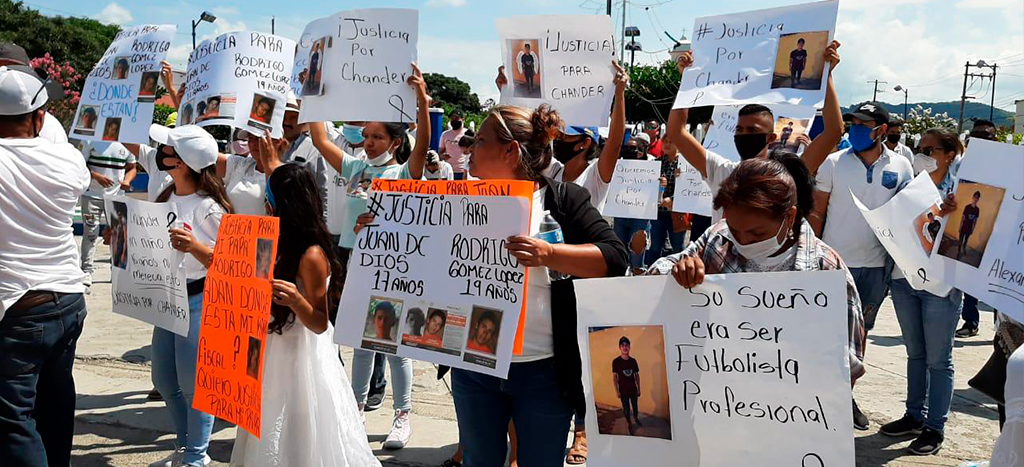 Marchan en Oaxaca para exigir justicia por el asesinato de Alexander |  Video | Aristegui Noticias