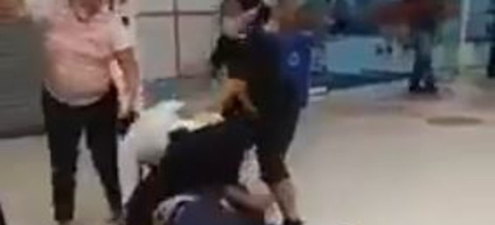 Agreden a vigilante de supermercado por impedirles el paso a 4 adultos con un niño | Videonota Agreden a vigilante de supermercado por impedirles el paso a 4 adultos con un niño | Videonota