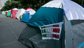 Vuelan casas de campaña de Frena instaladas en el Zócalo | Video |  Aristegui Noticias