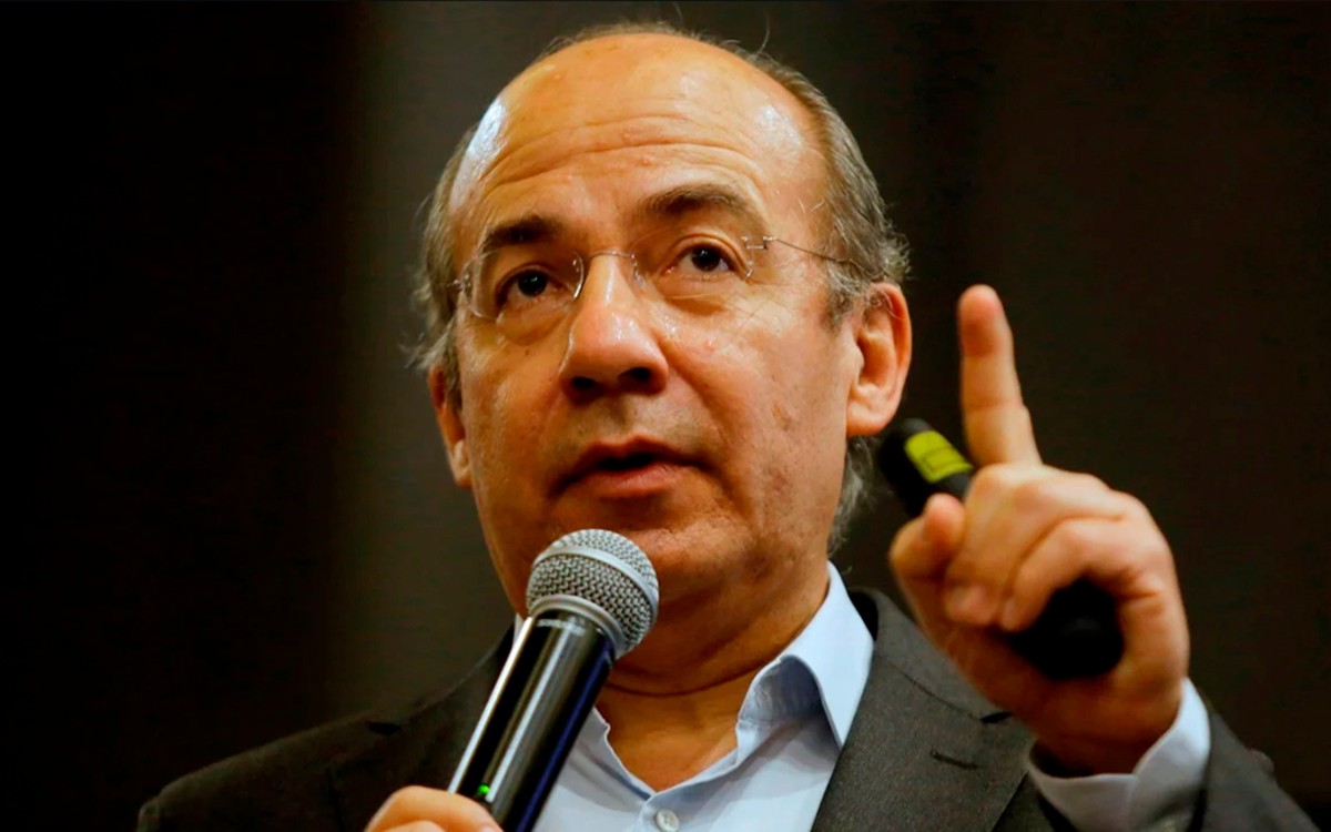 Denuncian a Felipe Calderón por 'traición a la patria' y 'financiamiento al terrorismo' Denuncian a Felipe Calderón por 'traición a la patria' y 'financiamiento al terrorismo'