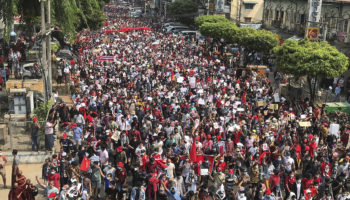 La junta militar de Myanmar condena a prisión a dos periodistas por 'incitar protestas'