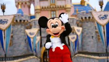 Disneyland reabre sus puertas en California, pero Mickey Mouse no abraza a los visitantes