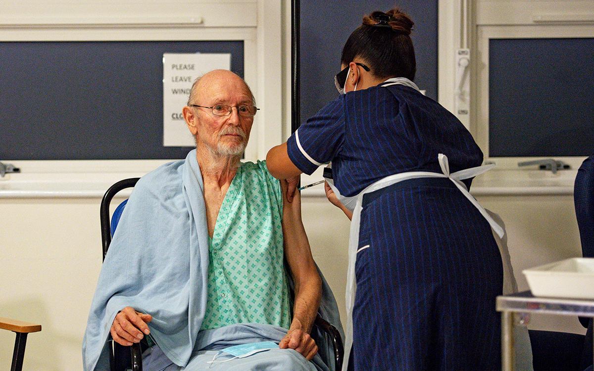 Murió William Shakespeare, primer hombre en ser vacunado contra el Covid | Video Murió William Shakespeare, primer hombre en ser vacunado contra el Covid | Video