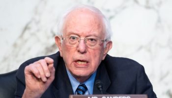Bernie Sanders presenta una resolución para prohibir a Trump entrar en guerra con Irán