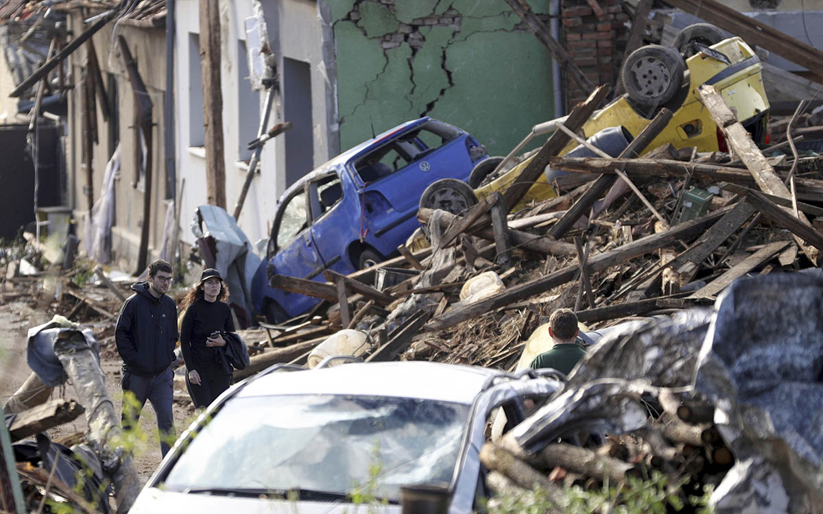 Víctimas mortales y decenas de heridos por un tornado en el sureste de República Checa Víctimas mortales y decenas de heridos por un tornado en el sureste de República Checa