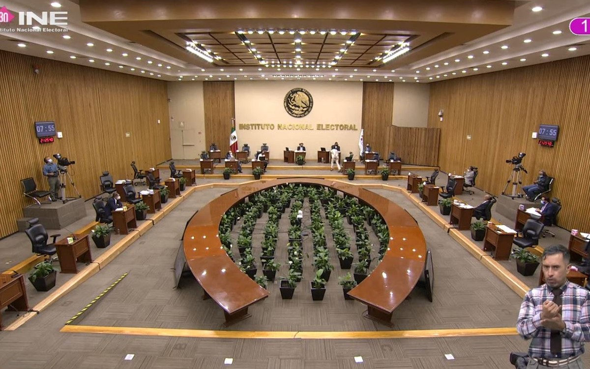 Definen lista de 100 aspirantes para tres plazas en el Consejo del INE Definen lista de 100 aspirantes para tres plazas en el Consejo del INE