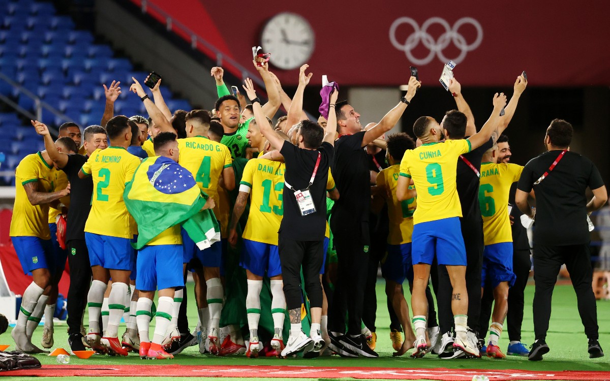 Сборная бразилии чемпионы сколько раз. Малком сборная Бразилии. Сборная Бразилии по футболу в Олимпийских играх 2020. Сборная Бразилии на Олимпиаде 2014 футбол. Сборная Бразилии по футболу на Олимпиаде 2016 награждение.