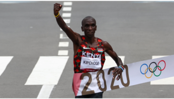 Tokio 2020: Ofrece Eliud Kipchoge una exhibición en el maratón varonil | Video