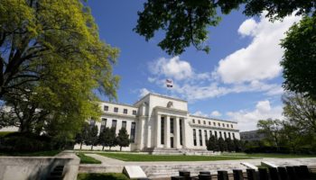 Fed mantiene las tasas y prevé una política más restrictiva hasta 2024