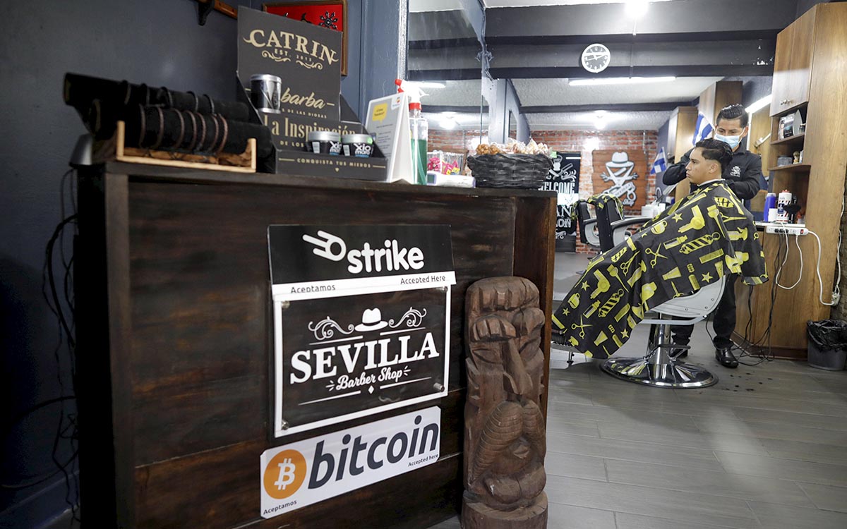 El Salvador: Entra en vigor el bitcoin como moneda legal; empresarios que  no lo acepten serán sancionados | Aristegui Noticias