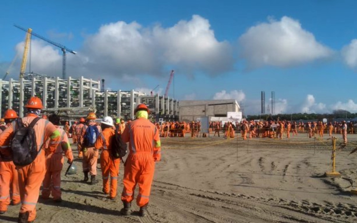 Usan gases lacrimógenos contra trabajadores en paro de la refinería de Dos  Bocas | Videos | Aristegui Noticias
