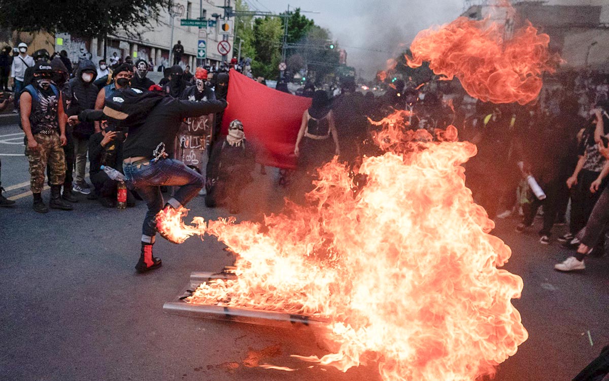 CDMX: Policía contuvo a grupo de 80 encapuchados que realizó destrozos en la marcha del 2 de octubre CDMX: Policía contuvo a grupo de 80 encapuchados que realizó destrozos en la marcha del 2 de octubre