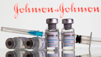 Por riesgo de coágulos, EU limita uso de la vacuna Covid de Johnson & Johnson