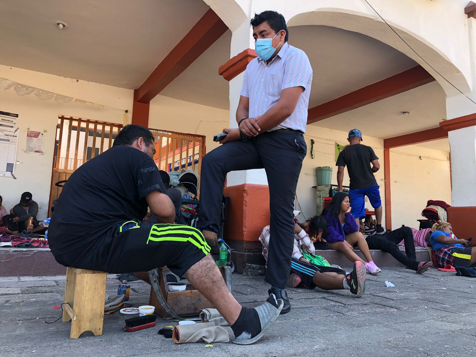 Luis Gerardo Gonz lez el boleador de zapatos de la caravana