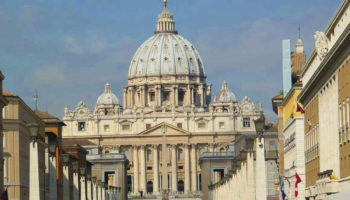 Acusan que Vaticano usó limosnas para pagar defensa en casos de abuso sexual en EU