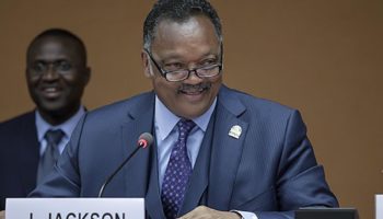 Dan de alta al reverendo Jesse Jackson luego de pasar la noche en el hospital por golpearse la cabeza