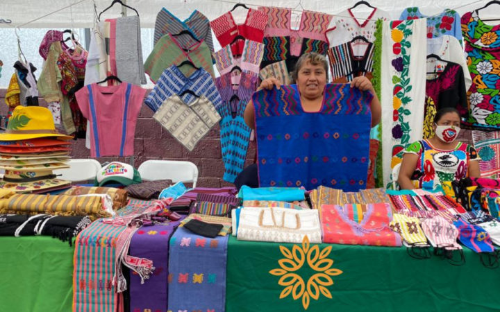 Artesana mixteca fue a exposición en NY, al volver el SAT la retuvo para cobrarle impuestos Artesana mixteca fue a exposición en NY, al volver el SAT la retuvo para cobrarle impuestos