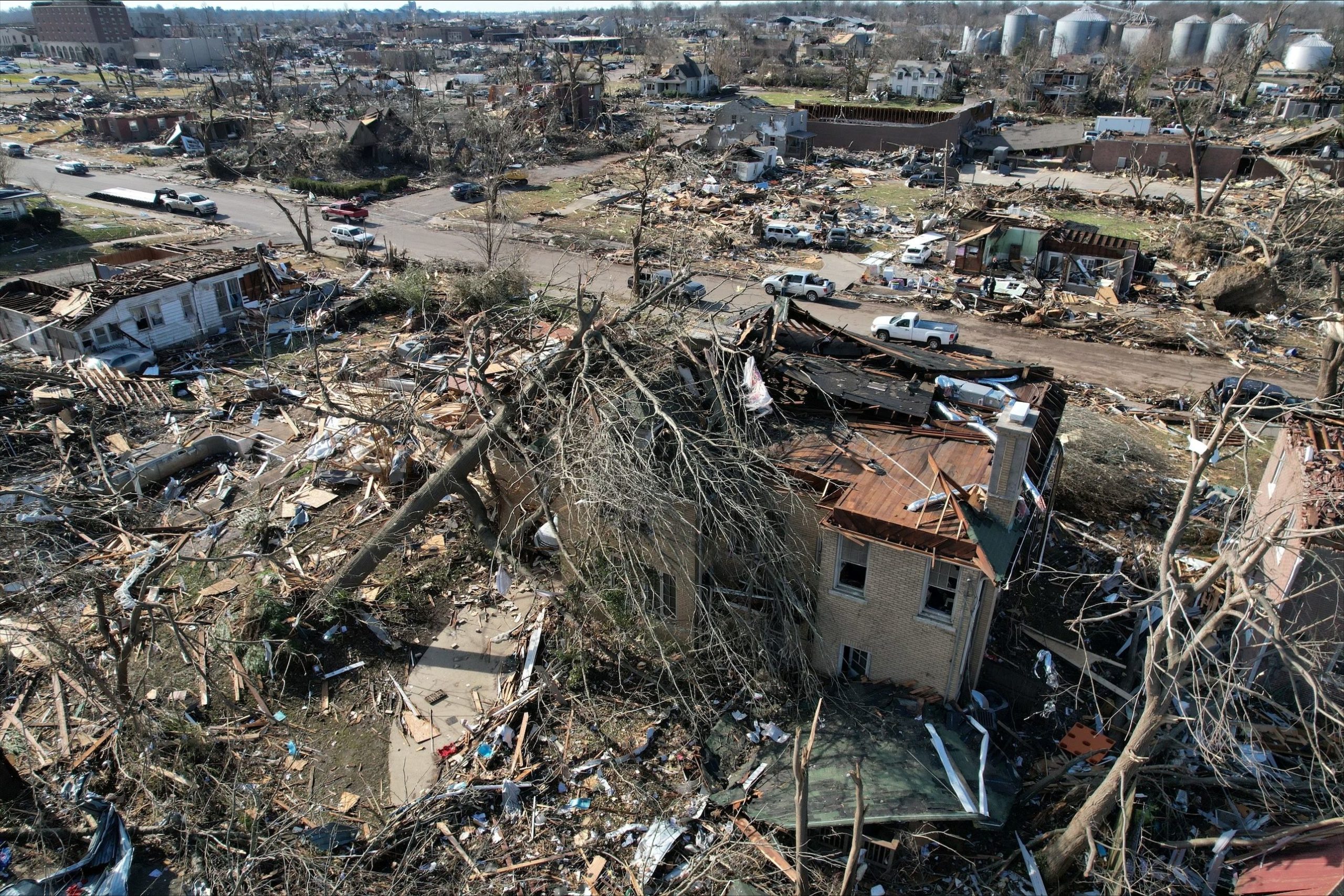 Tornados dejan más de 70 muertos en Kentucky; declaran estado de