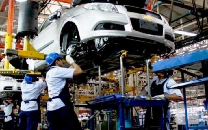 Aranceles de Trump incrementaría hasta 15 mil dólares los precios de autos en EU Aranceles de Trump incrementaría hasta 15 mil dólares los precios de autos en EU
