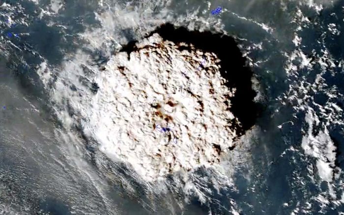 Imágenes satelitales captan antes y después de la erupción del volcán de  Tonga | Aristegui Noticias