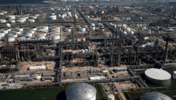 Refinería Deer Park de Pemex reporta vertido de diésel en canal de navegación de Houston