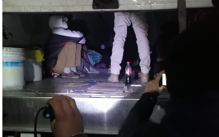 Rescatan a 65 migrantes hacinados en caja de un tráiler en Coahuila Rescatan a 65 migrantes hacinados en caja de un tráiler en Coahuila