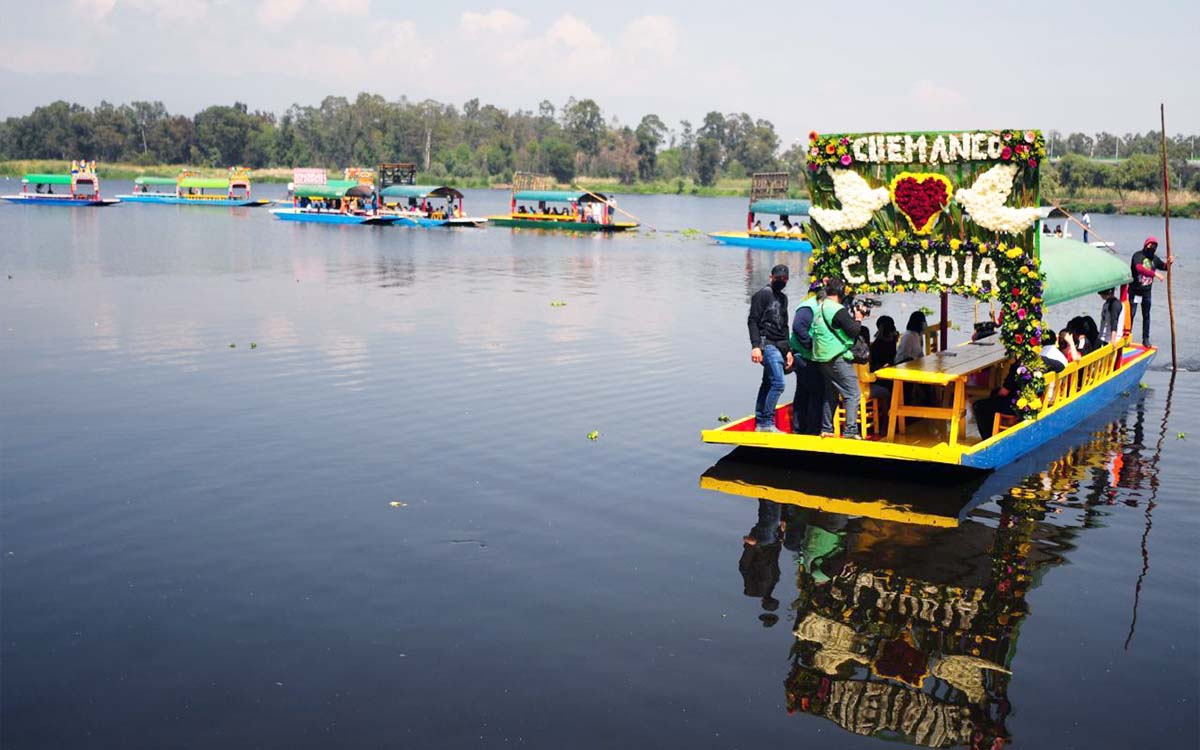 Acusan que anuncio de Cinépolis sobre Xochimilco es discriminatorio y daña la imagen de las trajineras Acusan que anuncio de Cinépolis sobre Xochimilco es discriminatorio y daña la imagen de las trajineras