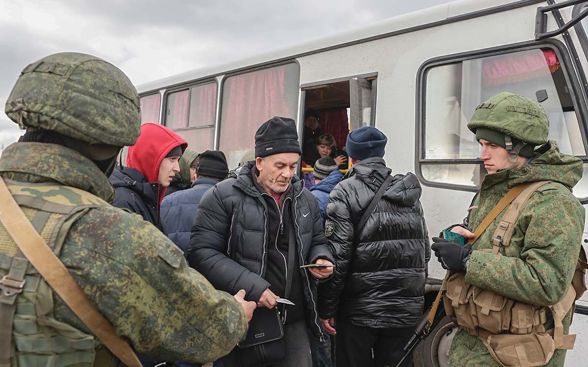 Ситуация на украинцев. Украинские военные. Российские военные эвакуируют украинцев. Вс России. Гуманитарные коридоры на Украине.