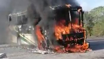 Manifestantes queman autobús de Pemex en Juchitán, durante visita de AMLO a Oaxaca