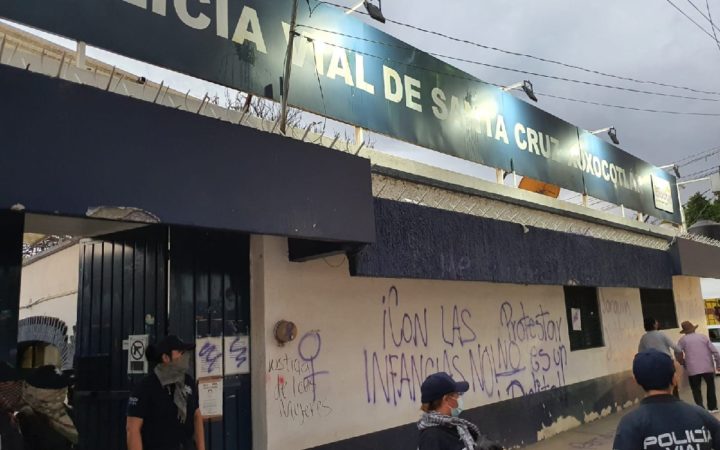 Por protestar contra desapariciones, mujeres sufren abuso policial en Santa Cruz Xoxocotlán, Oaxaca Por protestar contra desapariciones, mujeres sufren abuso policial en Santa Cruz Xoxocotlán, Oaxaca
