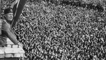 Hoy en la historia | La primera computadora con mouse sale a la venta; capturan al dictador Benito Mussolini...