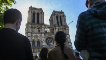 A tres años del incendio, católicos conmemoran Viernes Santo en catedral de Notre Dame