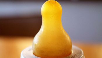 OMS denuncia que campañas de leche de fórmula disuaden a las madres de amamantar