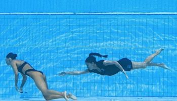 Alarma en la piscina húngara: entrenadora rescata a nadadora que se desmayó durante rutina artística
