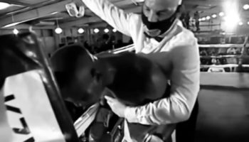 Muere boxeador sudafricano que lanzó golpes al aire | Video