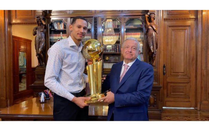 López Obrador recibe a Juan Toscano-Anderson y al trofeo de la NBA