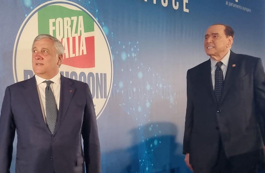 Dopo la crisi politica in Italia, Berlusconi torna e lancia una campagna