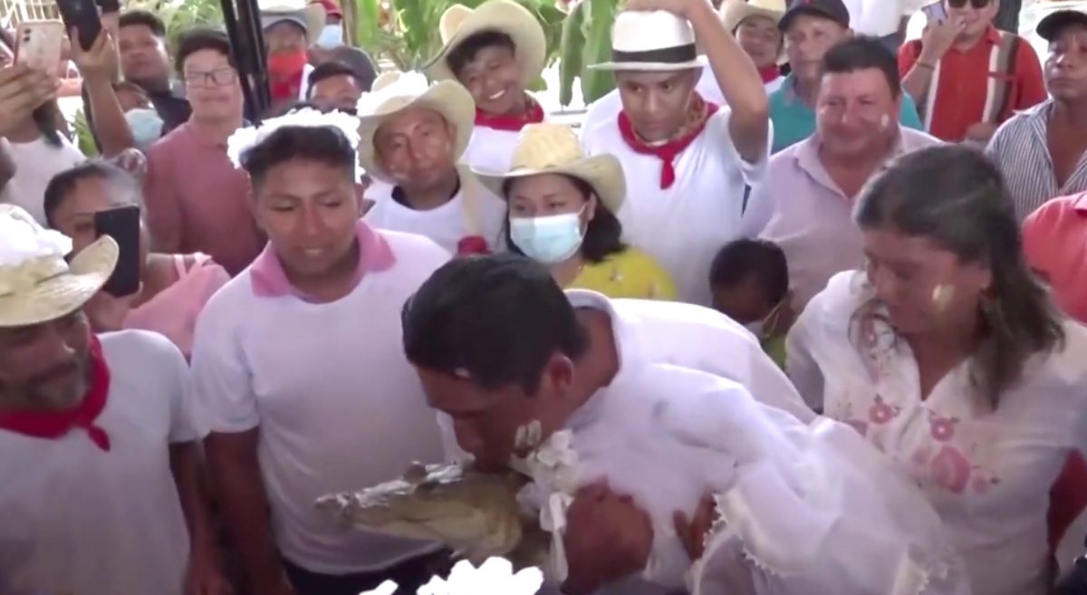 Como parte de ritual ancestral, alcalde de comunidad en Oaxaca se casa... con un caimán Como parte de ritual ancestral, alcalde de comunidad en Oaxaca se casa... con un caimán