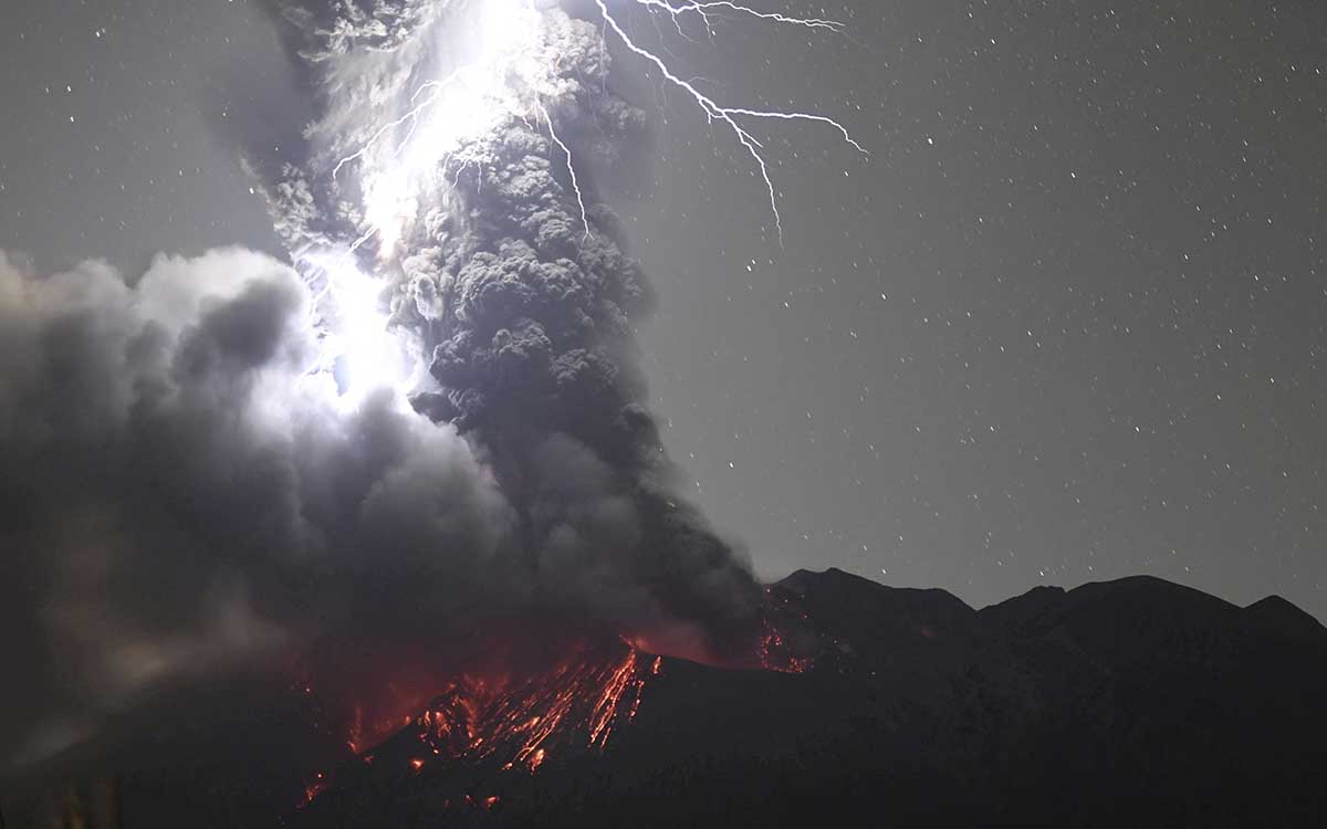 Jepang menyatakan siaga tinggi untuk letusan gunung berapi Sakurajima  Video