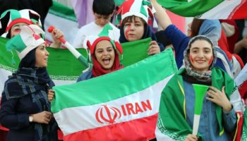 Regresan mujeres a los estadios de futbol iraníes | Video