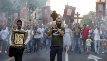 Miles marchan contra evento del orgullo gay 'Euro Pride' en Serbia