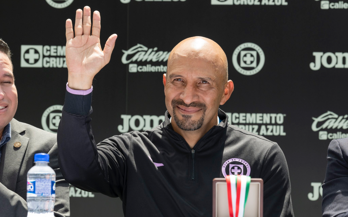 Óscar ‘Conejo’ Pérez deja la dirección deportiva de Cruz Azul | Video