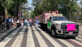 Familiares de niños con cáncer protestan por desabasto de medicamentos