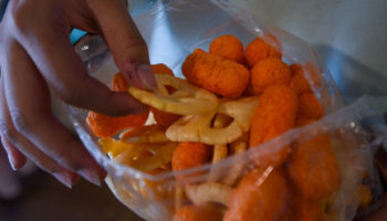 Sin sanciones, 98% de las escuelas aún venden comida chatarra: Bahena | Video
