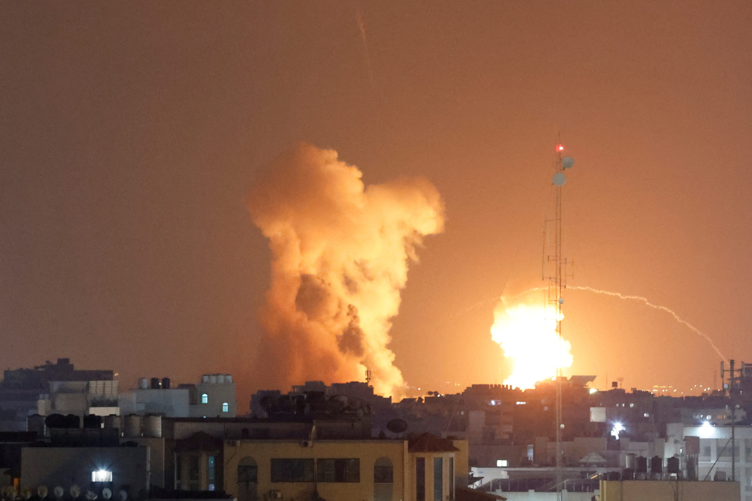 Операция израиля в секторе. Сектор газа обстреляли Тель Авив. Взрыв ракеты.