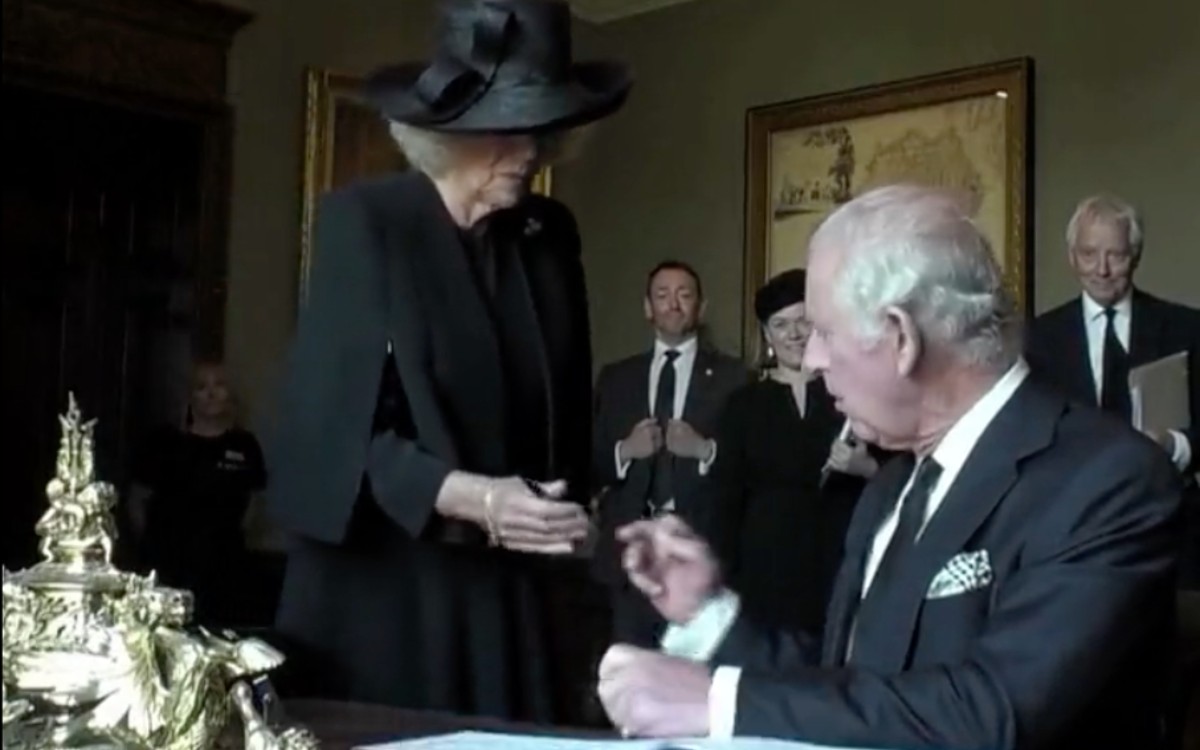 “I can’t stand this damn thing!”  ;  Pen drips disturb King Charles III |  video